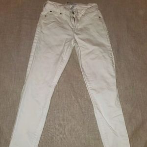 White jeans, denim pants